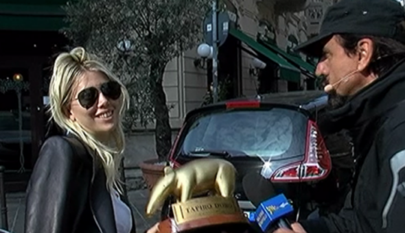 Striscia la notizia, Valerio Staffelli consegna il Tapiro d'oro a Wanda Nara