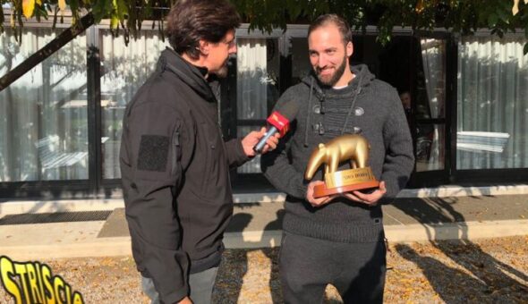 Striscia la notizia: Valerio Staffelli consegna il Tapiro d'oro a Gonzalo Higuain
