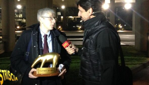 A Striscia la notizia, Valerio Staffelli consegna il Tapiro d'oro a Mario Giordano