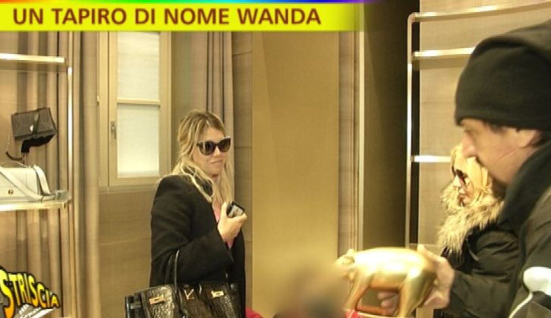 Striscia la notizia, Valerio Staffelli consegna il Tapiro d’oro a Wanda Nara