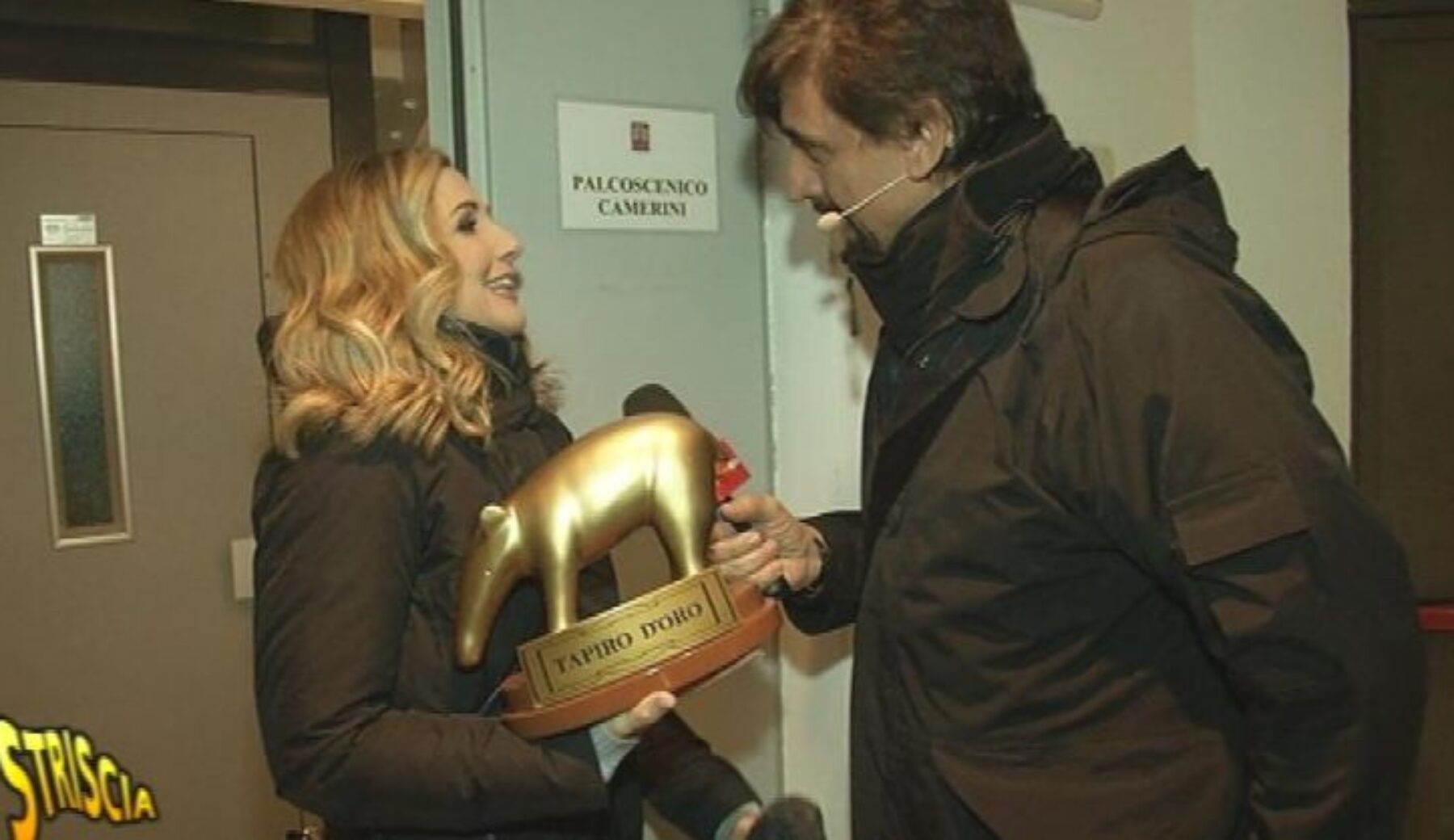 Striscia la notizia, Lorella Cuccarini riceve il Tapiro d’oro per il battibecco con Heather Parisi