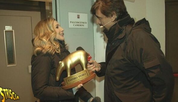 Striscia la notizia, Lorella Cuccarini riceve il Tapiro d'oro per il battibecco con Heather Parisi