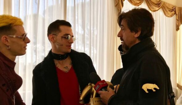 Questa sera a Striscia la notizia, Valerio Staffelli consegna il Tapiro d'oro ad Achille Lauro