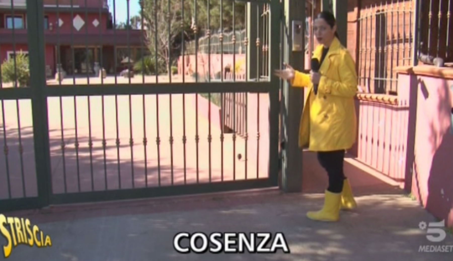 Dopo il servizio di Striscia la notizia, il Comune di Cosenza ordina demolizione di manufatto abusivo