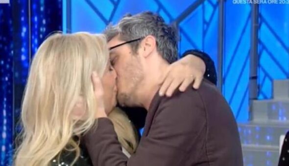 Mara Venier e Pif, un bacio di... legno a 