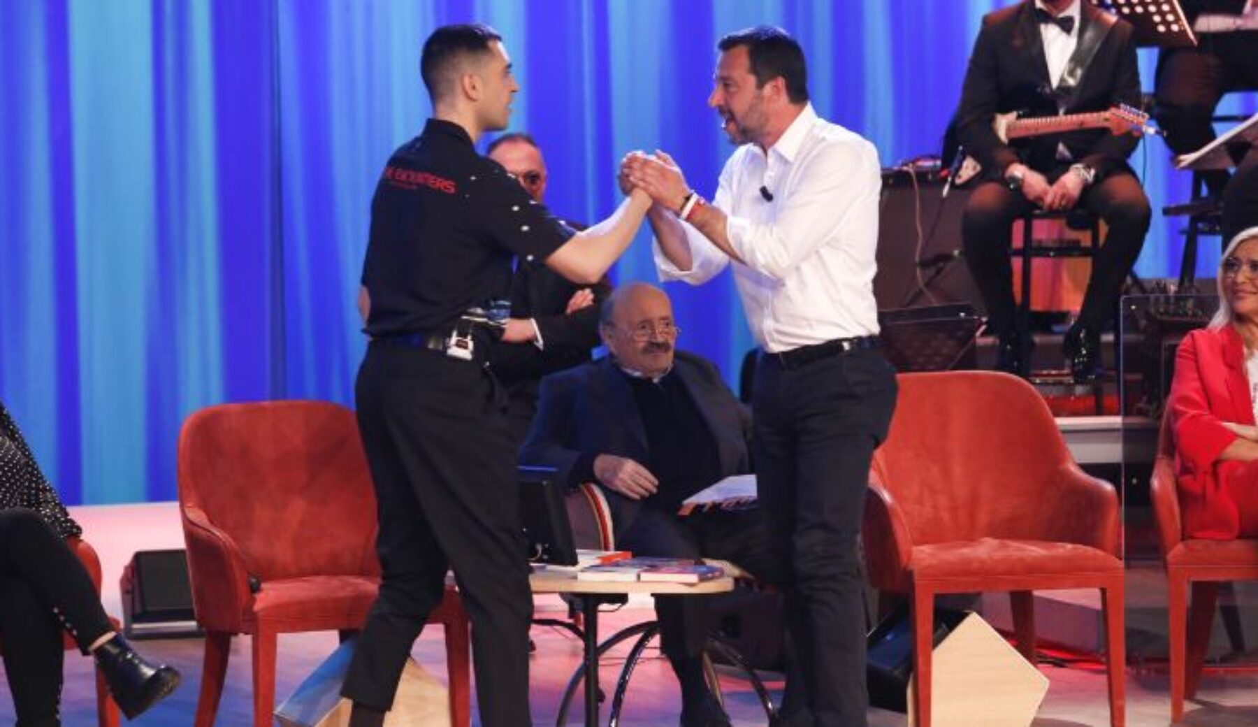 Mahmood e Matteo Salvini stretta di mano al Maurizio Costanzo Show