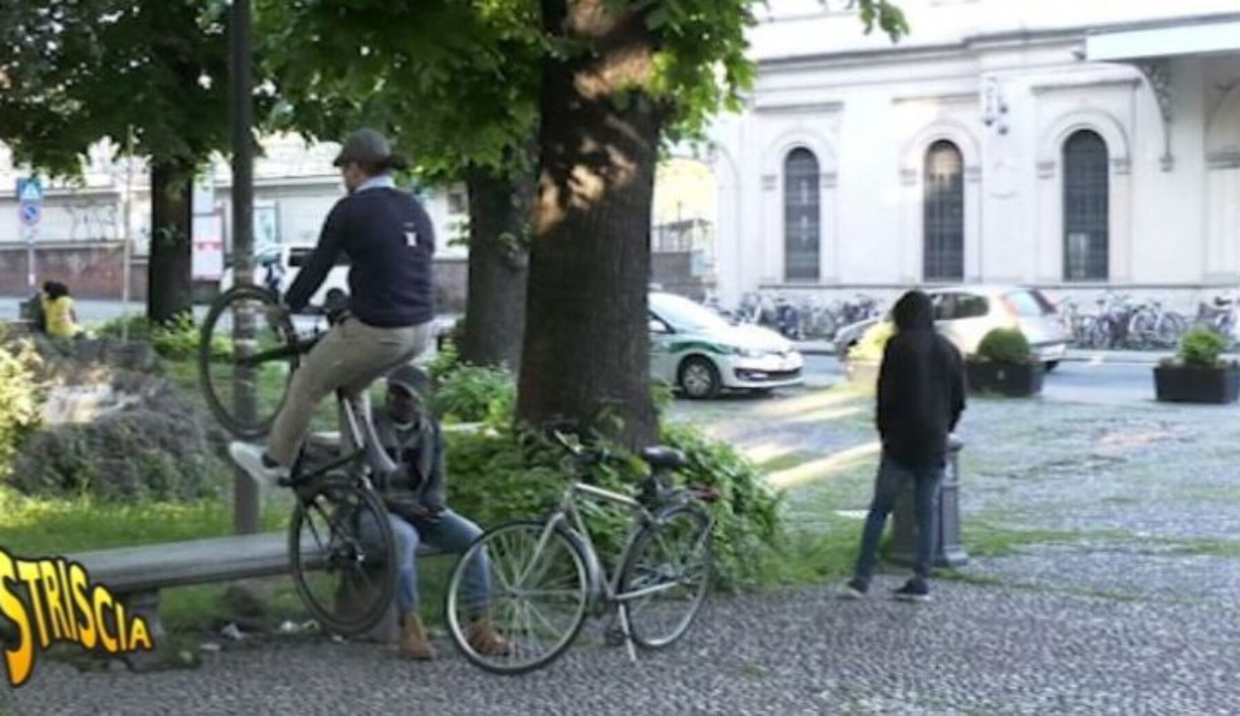 Brumotti e la troupe di Striscia aggrediti in stazione a Monza