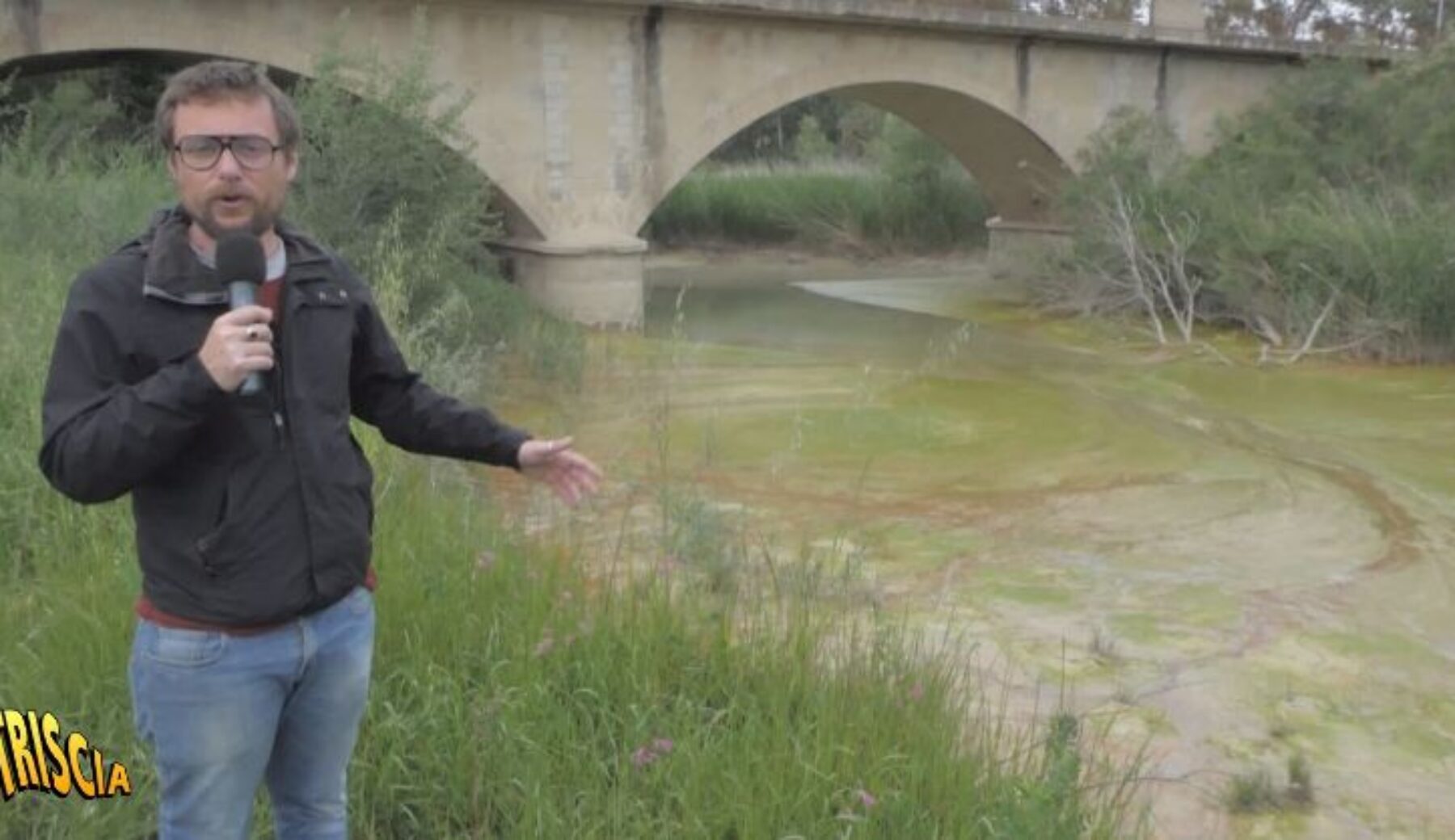 Pinuccio scopre una strana sostanza nel fiume Cavone