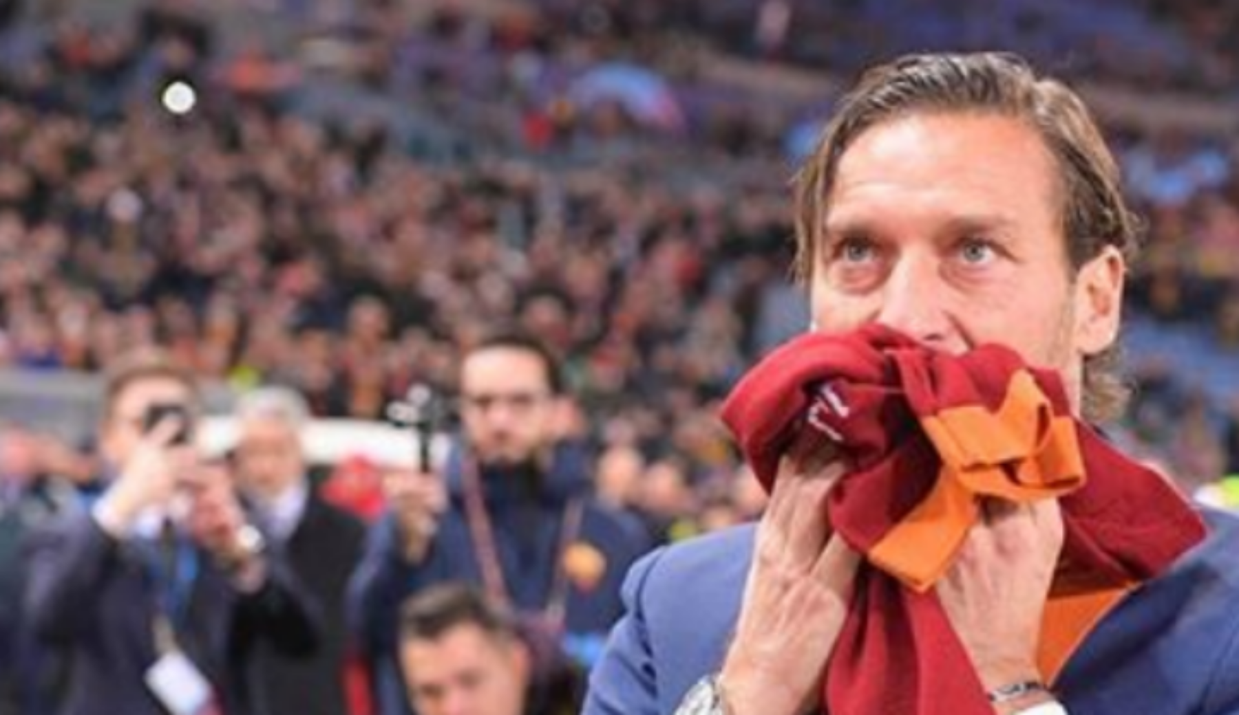 Francesco Totti accolto con l’inno di Forza Italia: ecco il video