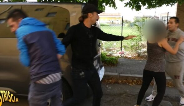 Brumotti aggredito a Pescara: «Vogliamo riappropriarci di questo luogo dimenticato»