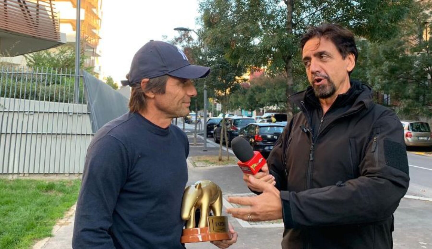 Valerio Staffelli consegna il Tapiro d’Oro ad Antonio Conte per la sconfitta dell’Inter con la Juve