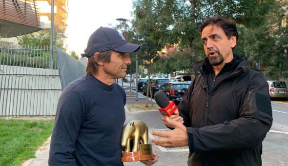 Valerio Staffelli consegna il Tapiro d'Oro ad Antonio Conte per la sconfitta dell'Inter con la Juve