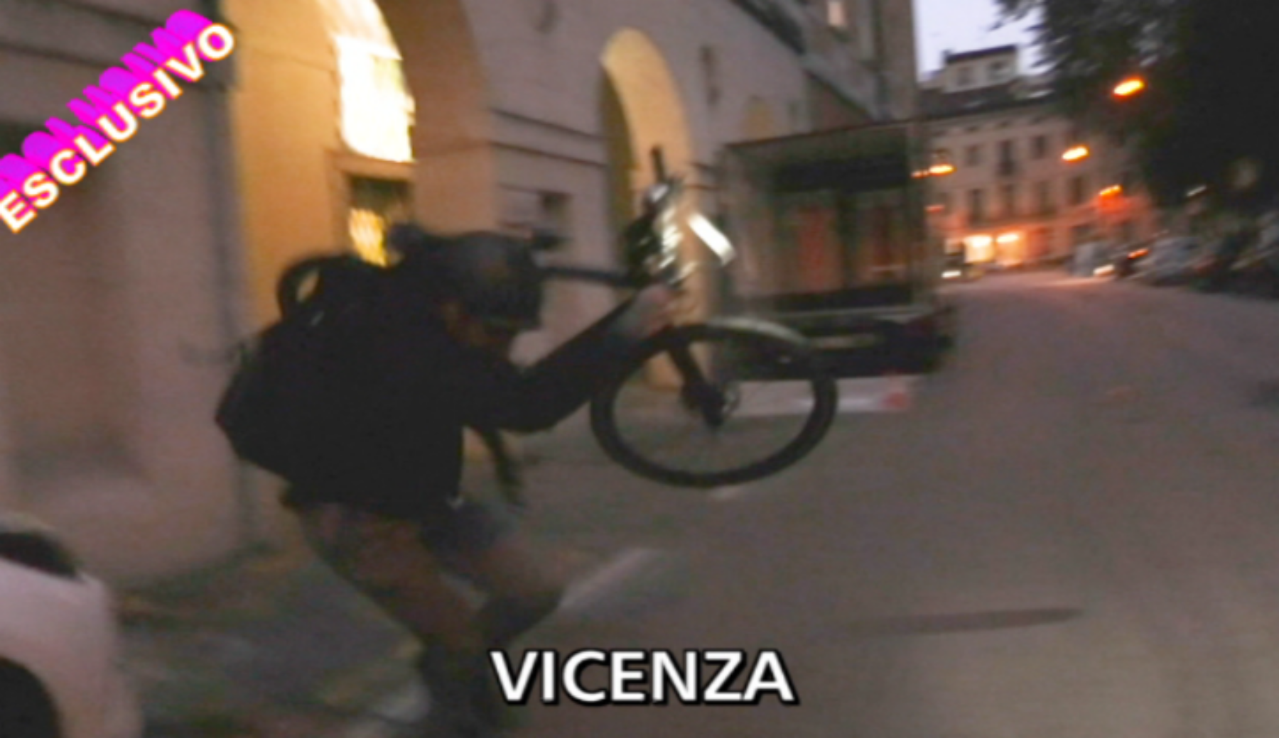Vittorio Brumotti aggredito a Vicenza: il video esclusivo della sassaiola