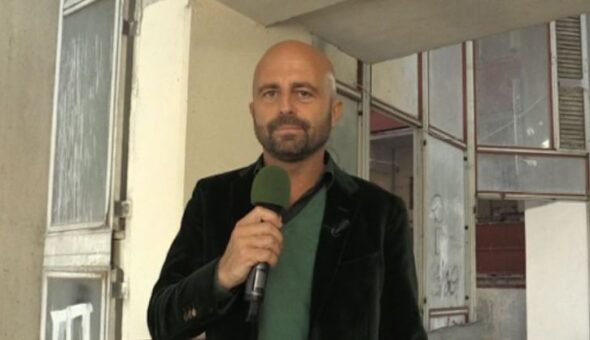 Luca Abete a Napoli documenta un incendio alle Vele di Scampia