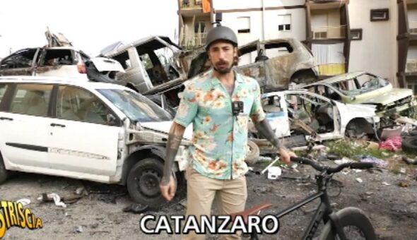 Vittorio Brumotti a Catanzaro documenta lo spaccio di droga tra donne, bambini e minacce