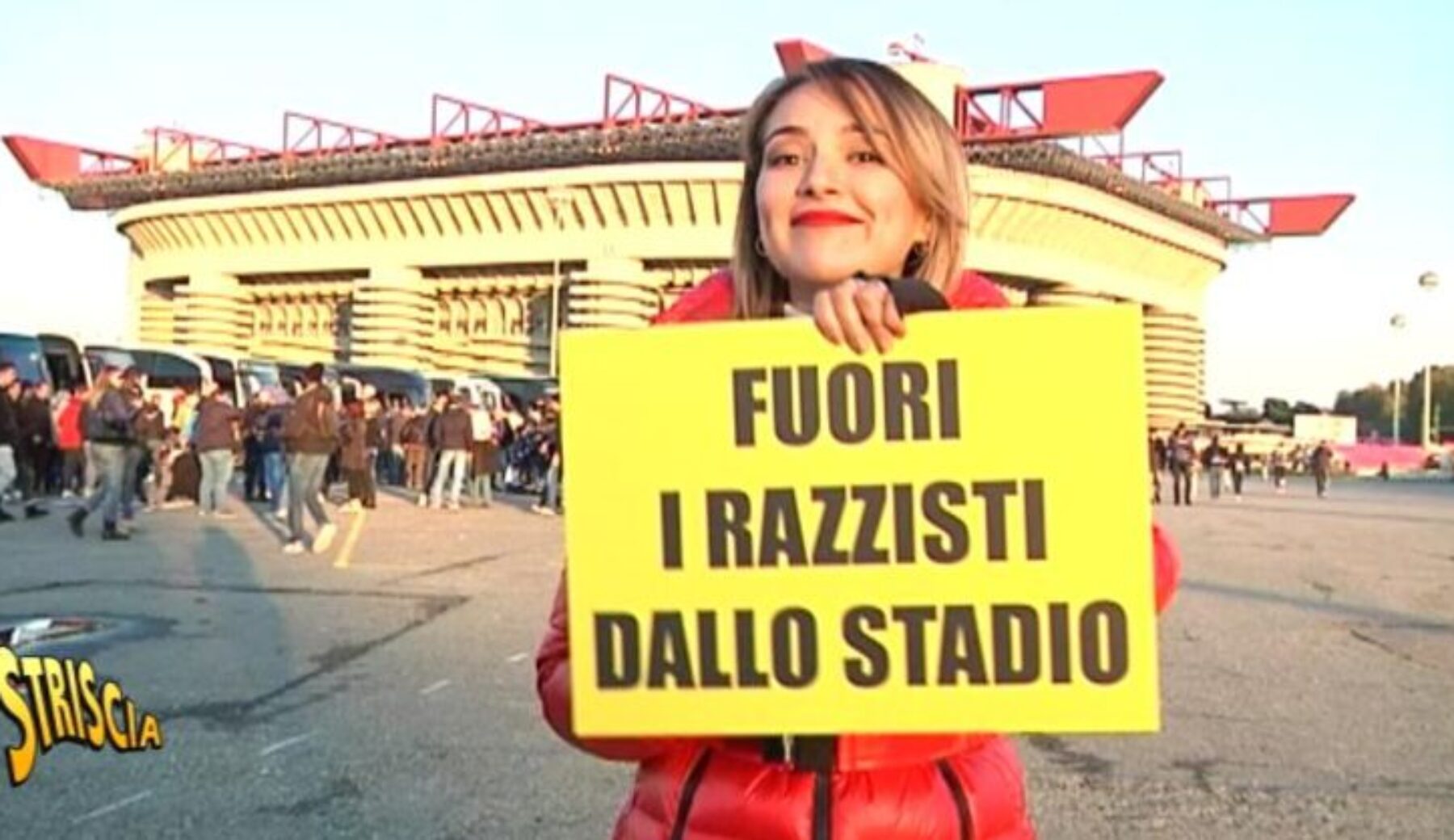 Razzismo negli stadi: Rajae dai tifosi di Inter e Verona per un selfie con il cartello “Fuori i razzisti dallo stadio”