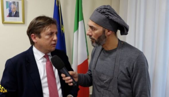 Alluminio in cucina, il viceministro della Salute conferma: 
incartare il panino di vostro figlio può nuocere alla salute