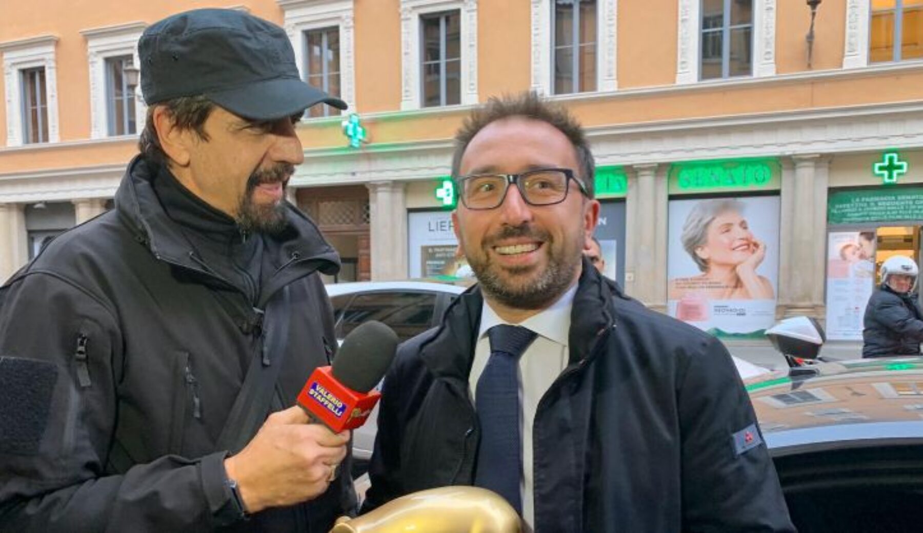 Dopo il fuorionda di Matteo Renzi, consegnato il Tapiro d’oro al Ministro della Giustizia Alfonso Bonafede