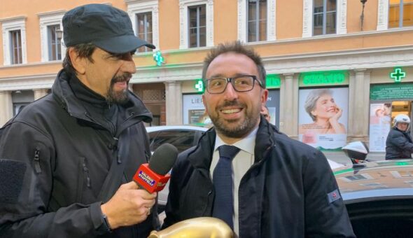Dopo il fuorionda di Matteo Renzi, consegnato il Tapiro d'oro al Ministro della Giustizia Alfonso Bonafede