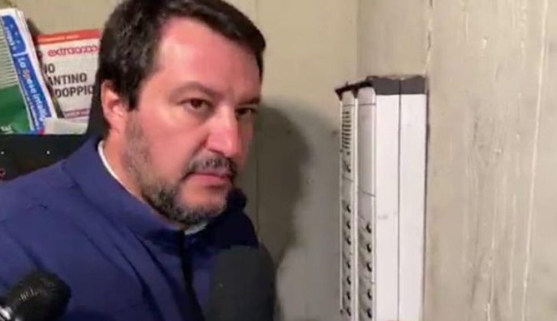 Salvini che citofona, Facebook rimuove il video perché viola la policy per “incitamento all’odio”