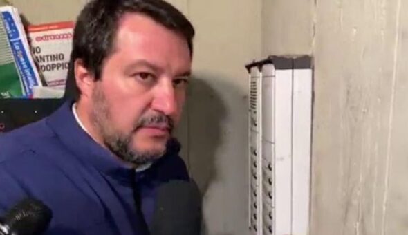 Salvini che citofona, Facebook rimuove il video perché viola la policy per “incitamento all’odio”