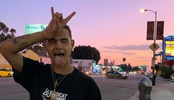 Insultato a un concerto, il rapper Slowthai si getta per aggredire un fan: il video