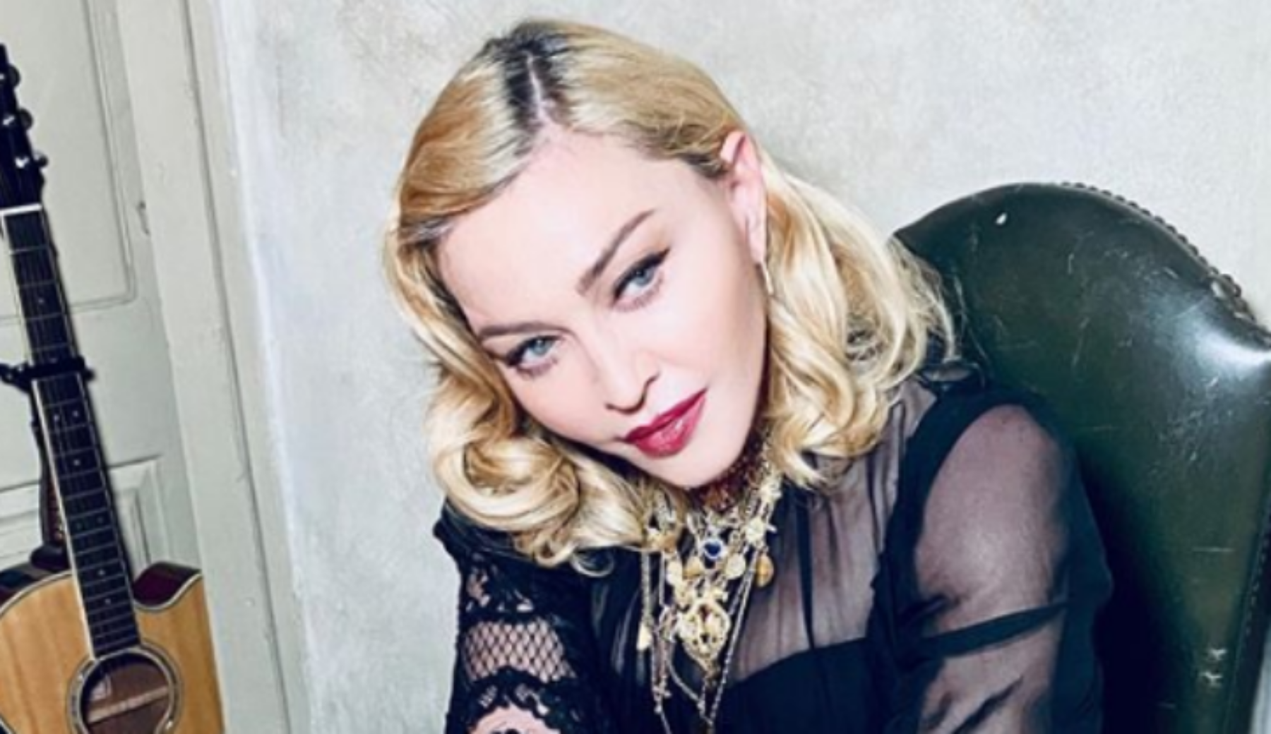 Madonna cade al concerto di Parigi: la popstar è in lacrime
