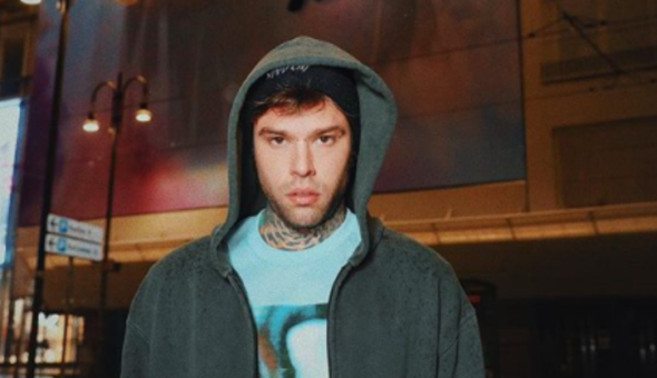 Fedez contro Radio Maria: l'emittente chiede donazioni ai fedeli, il commento del rapper