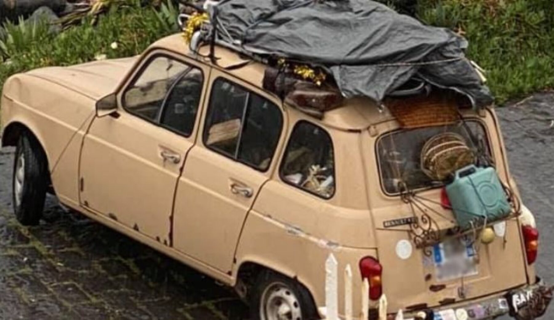 Perché tutti parlano della Renault 4 che ha attraversato lo Stretto di Messina: il video