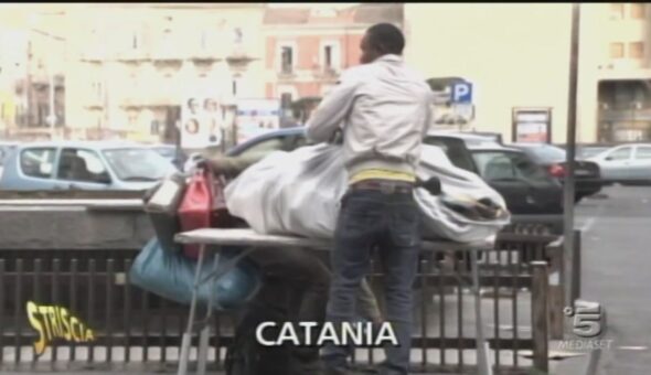 Venditori di merce contraffatta a Catania