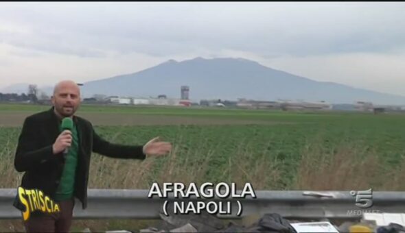 Rifiuti ammassati per le strade ad Afragola (Napoli)