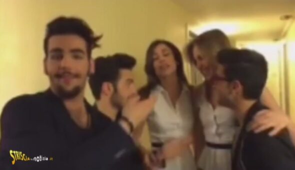 Le veline interpretano Grande amore di Il Volo