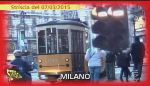 Tram che passano con il rosso