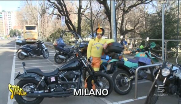 Parcheggiare la motocicletta a Milano...