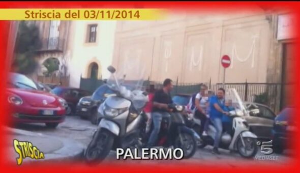 In moto senza casco a Palermo