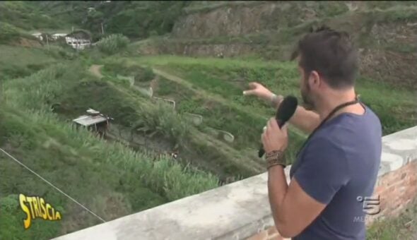 Cammello sotto un ponte