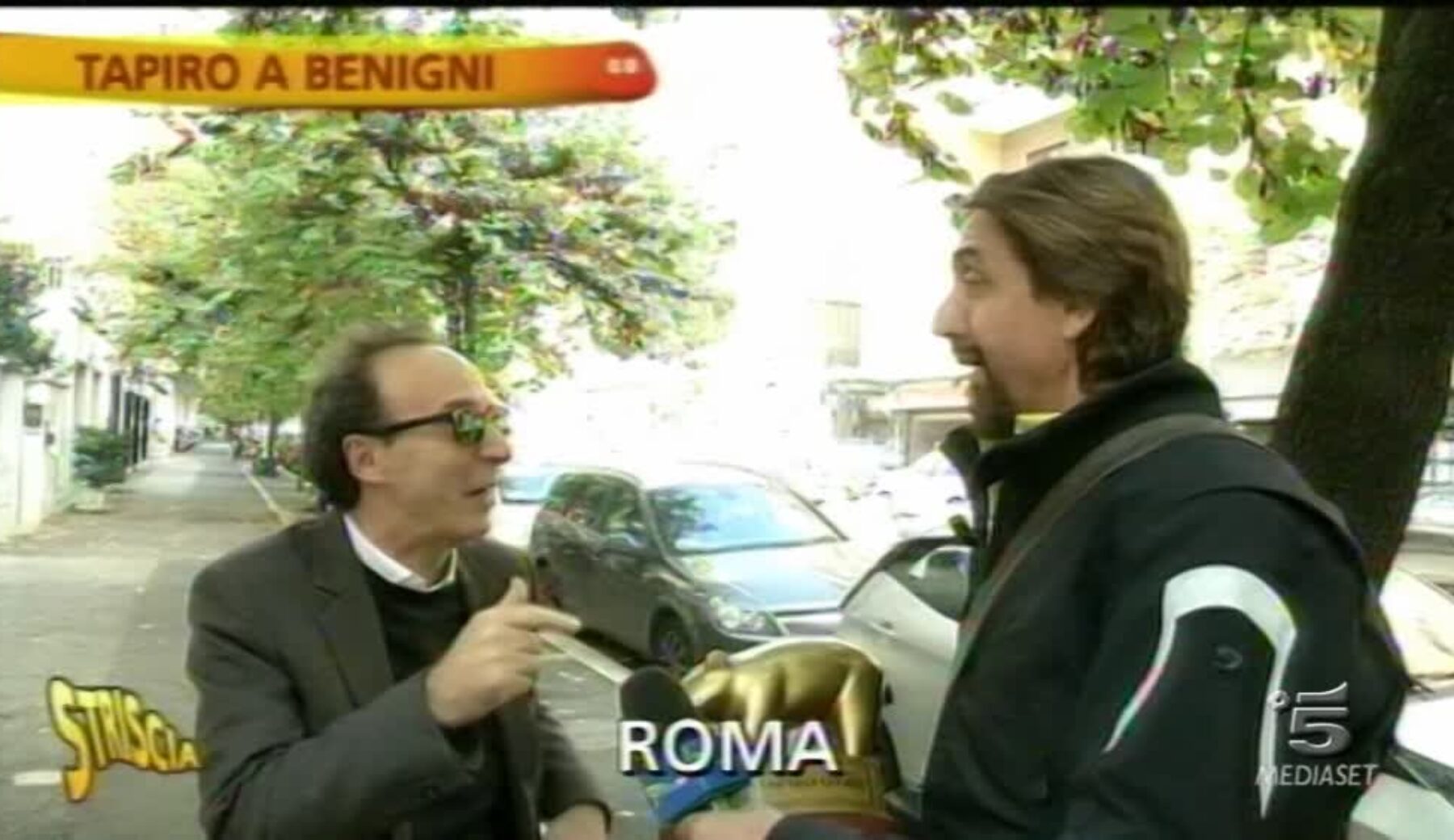 Tapiro d’oro a Roberto Benigni per la patente ritirata nel 2016. Virale il video mentre guida al telefono senza cintura