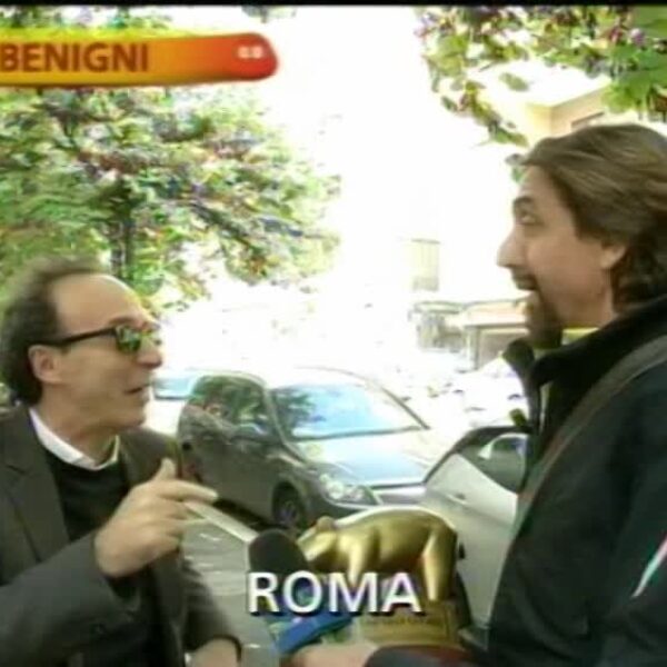 Tapiro d’oro a Roberto Benigni per la patente ritirata nel 2016. Virale il video mentre guida al telefono senza cintura