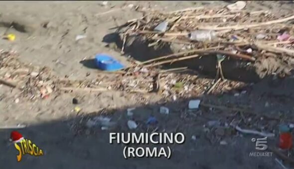 Un mare di rifiuti a Fiumicino (Roma)