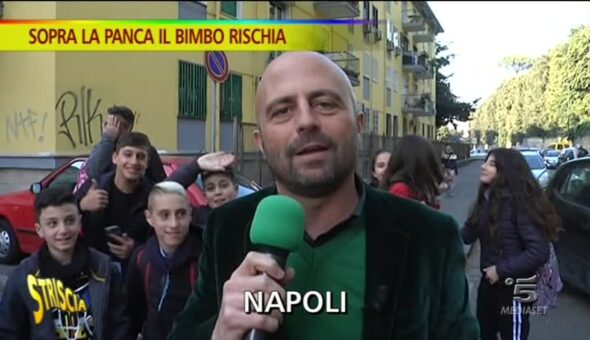 Sopra la panca il bimbo rischia