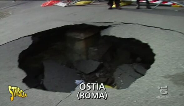 Buche nelle strade di Ostia (Roma)