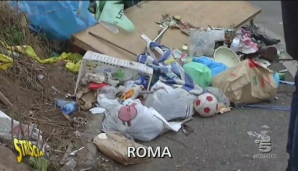 Discarica a cielo aperto davanti alla Questura di Roma