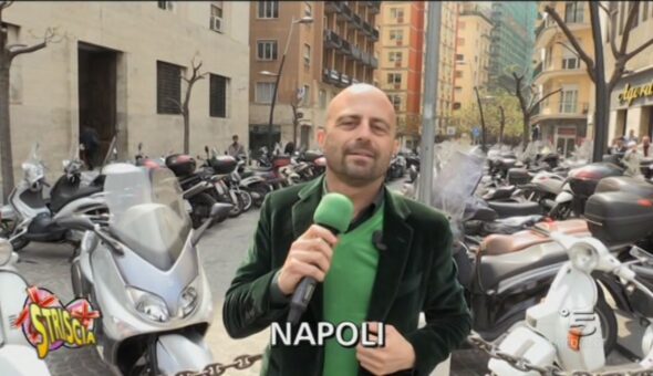 Parcheggi selvaggi nei pressi della Questura di Napoli