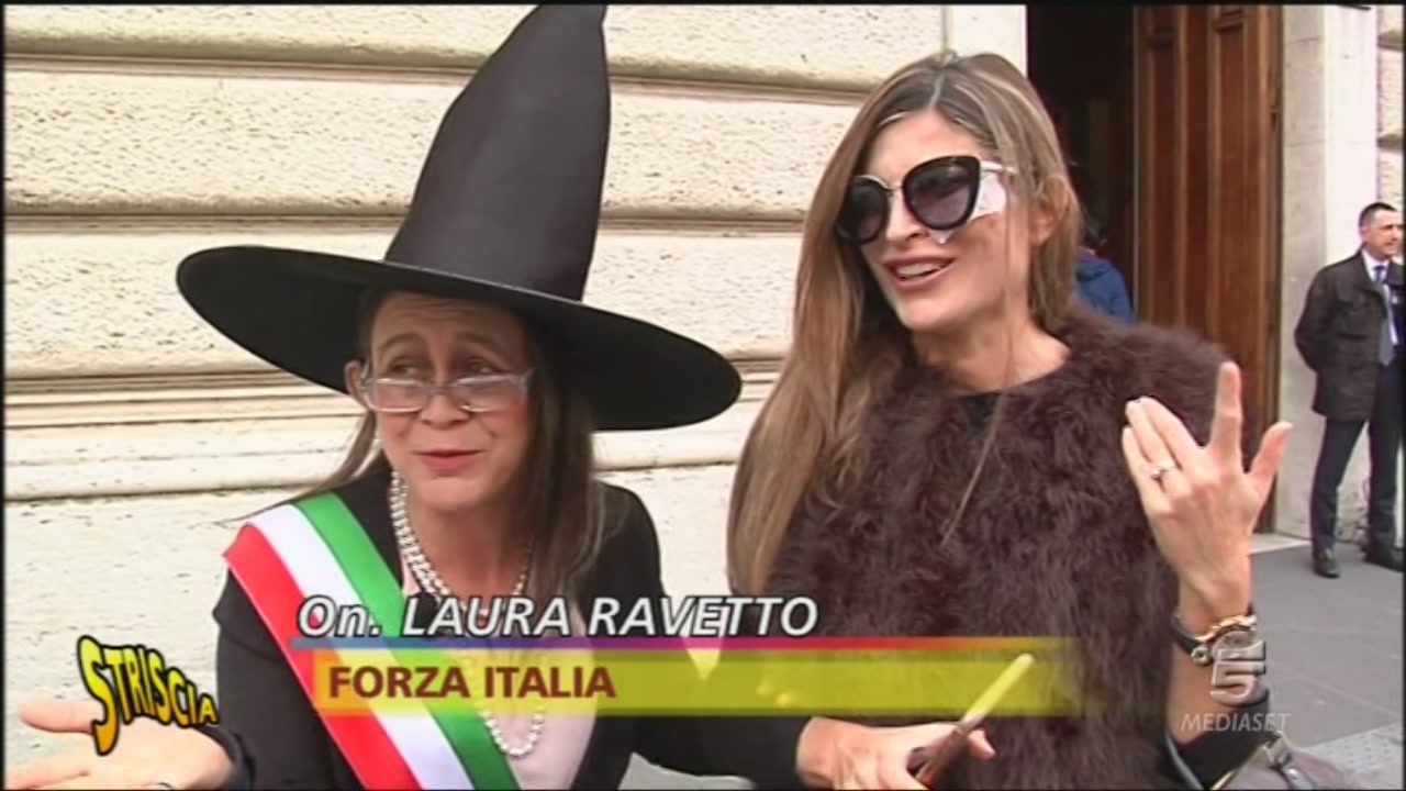 L’Halloween delle Raggi - Striscia la notizia