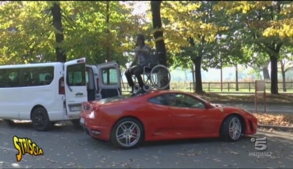 Ferrari sul posto disabili