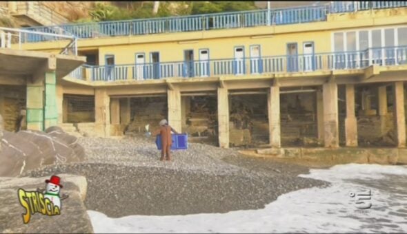 L'edificio che rovina spiaggia