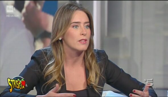 Maria Elena Boschi corteggiata dal Vespone