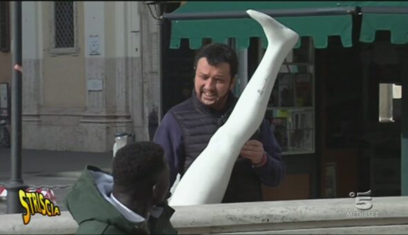 L'ultima arma di Salvini: la gamba