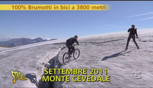 Scalata all'Everest, Brumotti costretto a lasciare