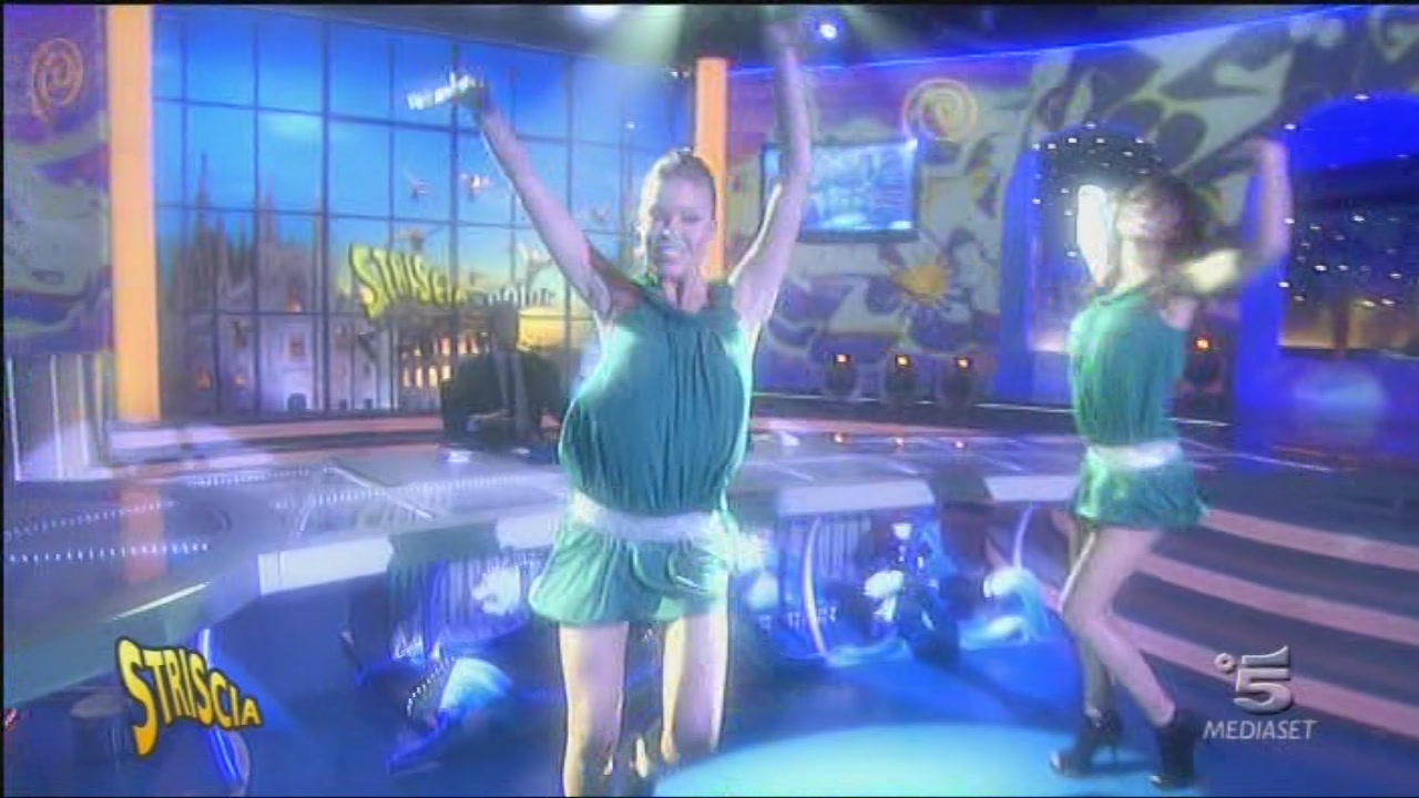 Pitbull feat Jennifer Lopez – On The Floor